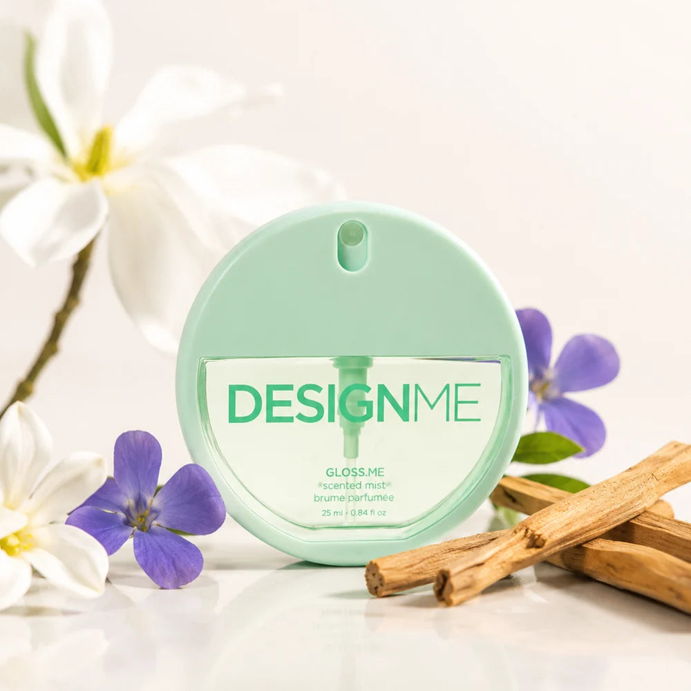Brume parfumé rond de couleur vert  écrit Design me de la gamme gloss me démontrant autour des fleurs et bois de santal pour l'odeur.